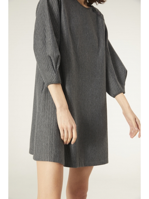 Vestido corto acolchado gris