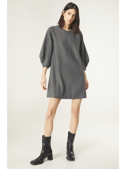 Vestido corto acolchado gris