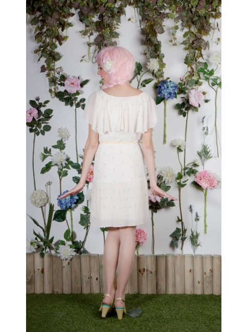 Vestido bordado con plisado en cadera
